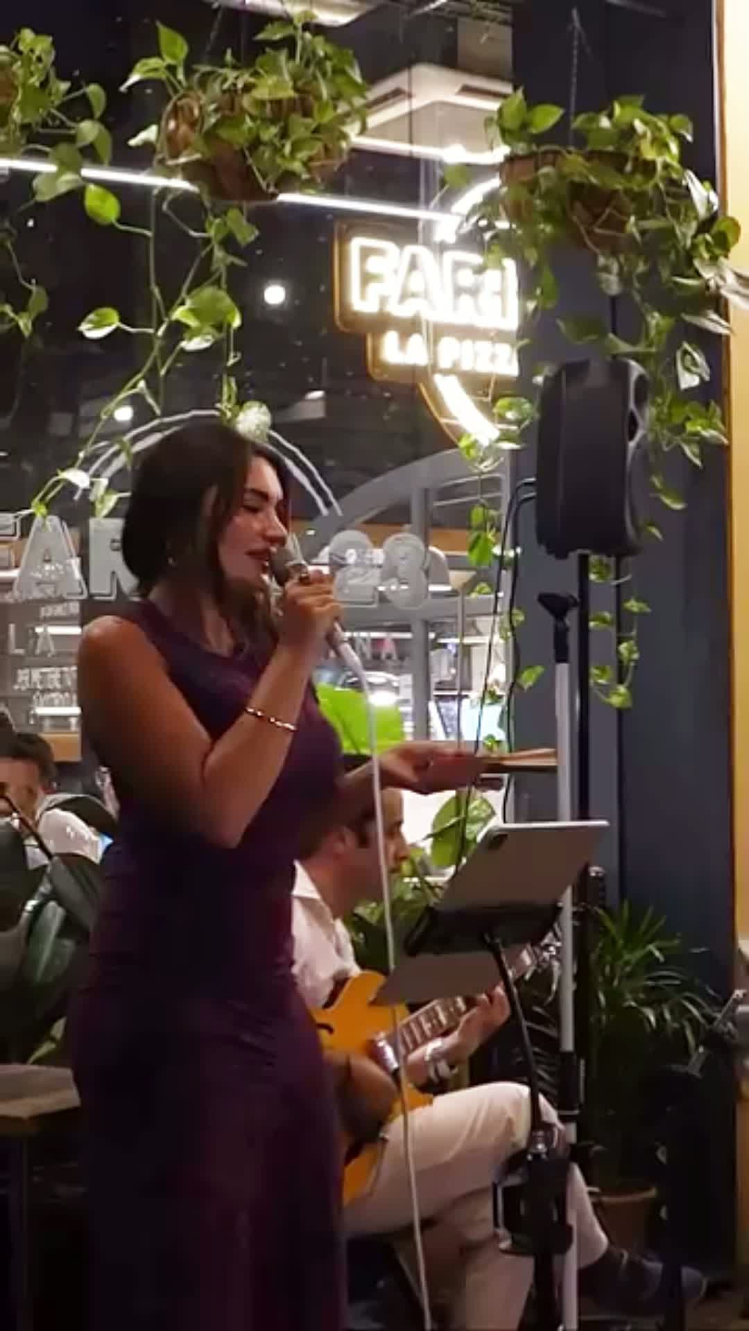 Actuación acústica de Lady Karla