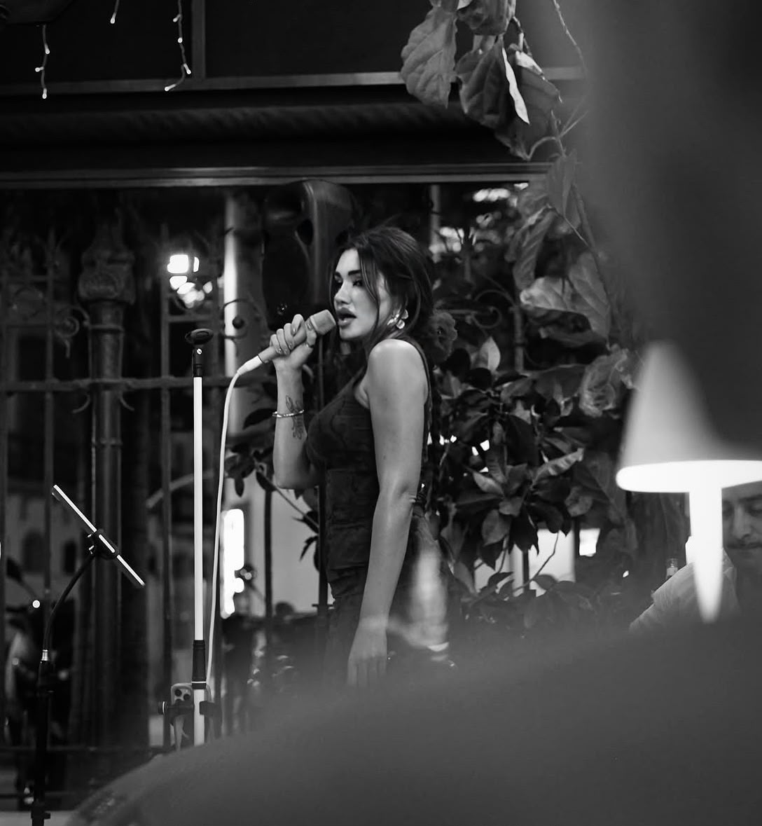 Lady Karla en directo en blanco y negro